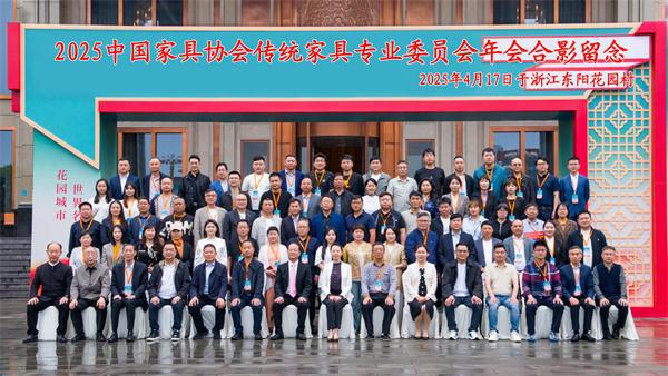 四月高光 李忠信红木荣膺新荣匠心传承再铸行业新辉煌(图3)