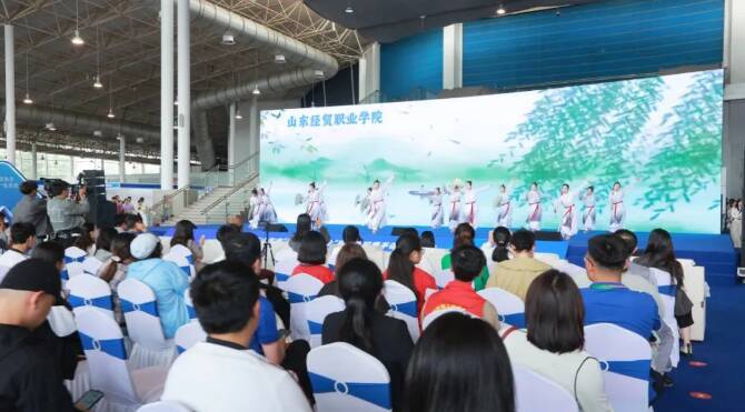 2025潍坊职教周｜山东经贸职业学院党委副书记、院长陈卫国：依托供销行业优势 深化产教融合校企合作(图2)