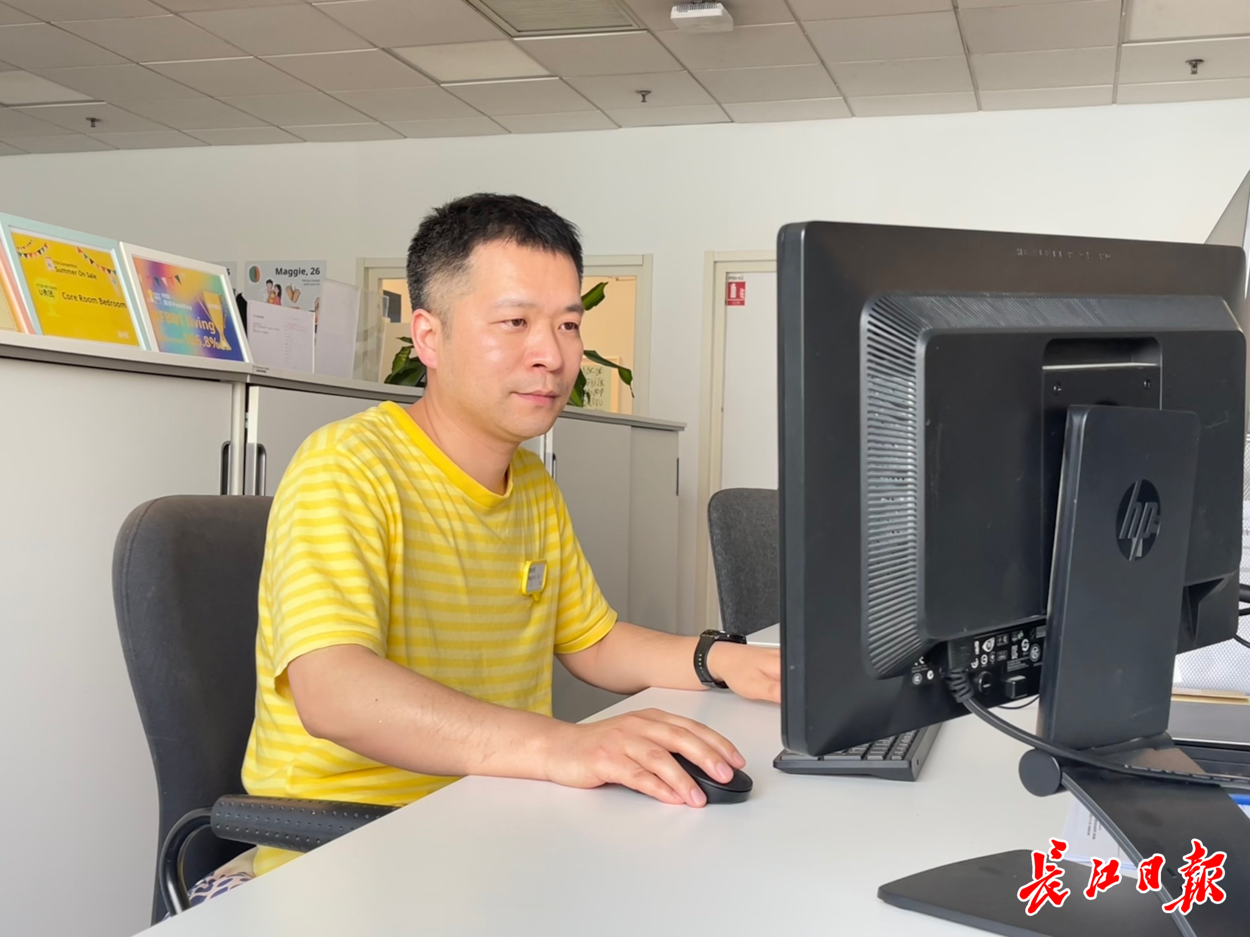 领完奖就回来上班全国劳动模范曹俊清卖家居有一手(图3)