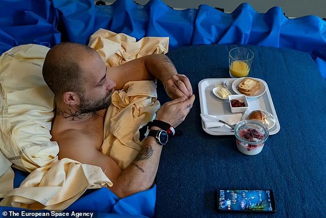 躺10天报酬5000欧？国外机构高薪招“试睡员”全程悬浮躺水床上(图2)