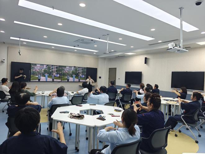 河南水利与环境职业学院举办“心守护 爱传递”——后勤服务人员压力调适与自我关爱专题培训(图2)