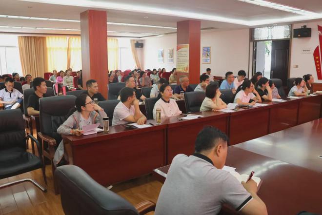 新县职业高级中学召开2026届高考复习备考工作推进会(图6)