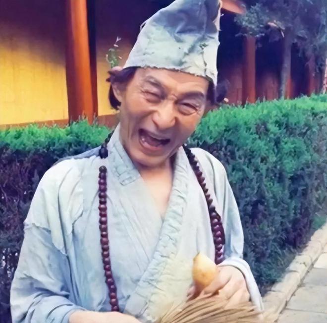 92岁艺术家游本昌惊现活动现场坐在轮椅上爽朗大笑(图3)