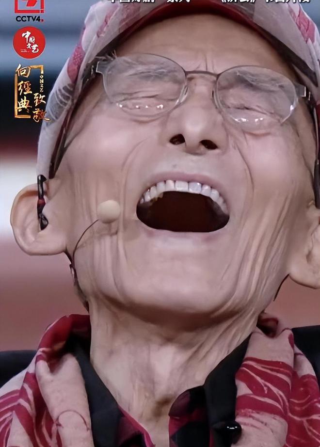 92岁艺术家游本昌惊现活动现场坐在轮椅上爽朗大笑(图4)