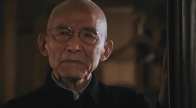 92岁艺术家游本昌惊现活动现场坐在轮椅上爽朗大笑(图11)