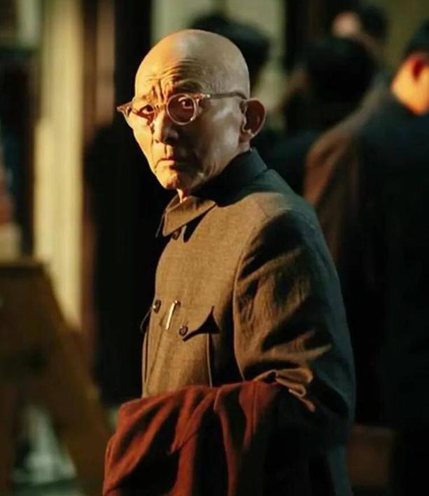 92岁艺术家游本昌惊现活动现场坐在轮椅上爽朗大笑(图9)