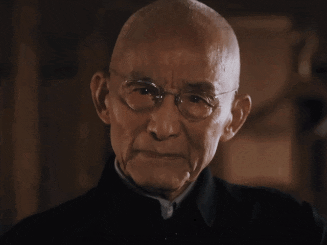 92岁艺术家游本昌惊现活动现场坐在轮椅上爽朗大笑(图5)