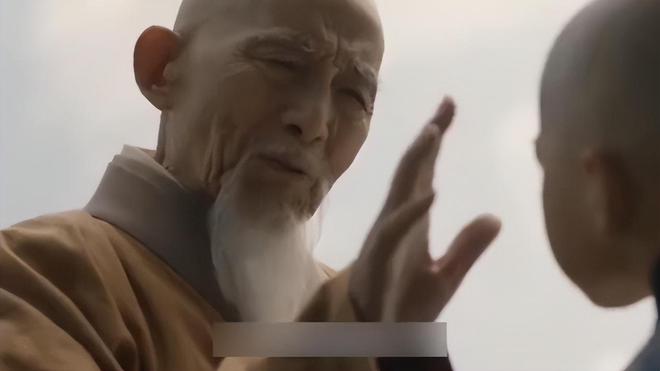 92岁艺术家游本昌惊现活动现场坐在轮椅上爽朗大笑(图7)