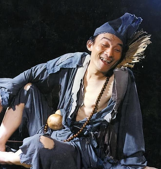 92岁艺术家游本昌惊现活动现场坐在轮椅上爽朗大笑(图14)