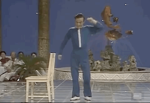 92岁艺术家游本昌惊现活动现场坐在轮椅上爽朗大笑(图17)