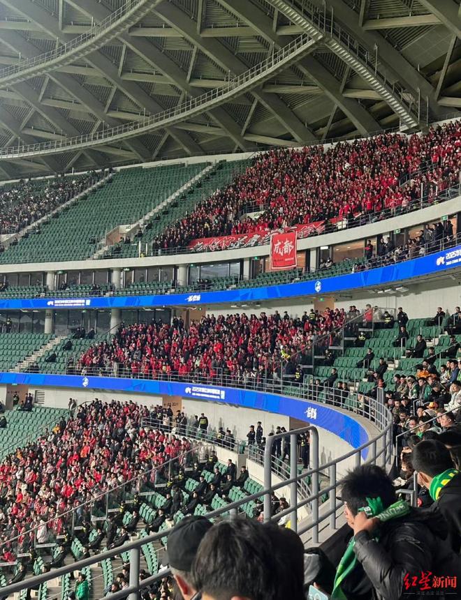成都“金牌球市”溢出效应！客场“远征军”刷出亿元消费国内首创工作小组服务球迷(图1)
