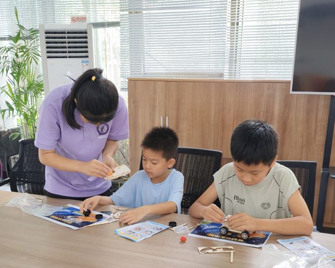 光伏科普：南通职业大学学生带娃开启“阳光之旅”(图2)