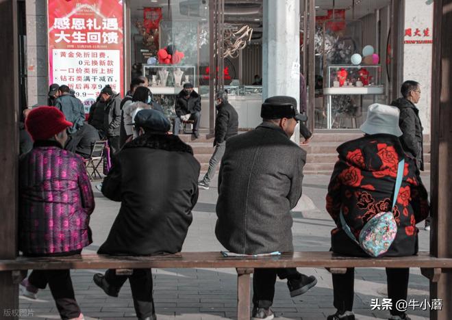 家具店被老人挤满蹭空调老板开 30 度热风赶人网友吵到凌晨(图3)