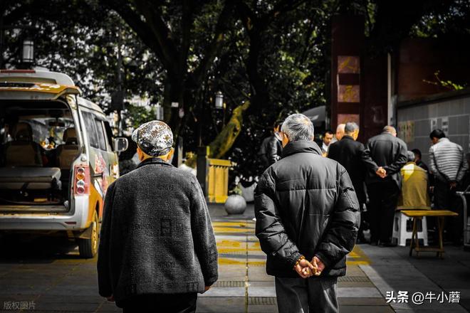 家具店被老人挤满蹭空调老板开 30 度热风赶人网友吵到凌晨(图4)