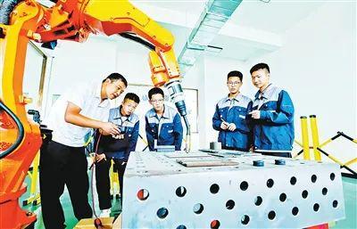 学过硬技能铸大国重器！《人民日报》聚焦职业教育(图2)