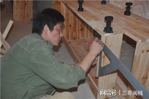 我去邻村打家具房东女儿半夜钻我被窝她挠了我后来要我娶她(图1)