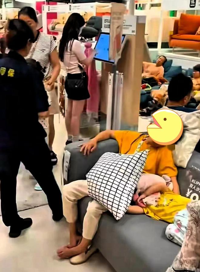 老人挤满家具店蹭空调老板忍无可忍开热风 更多细节曝光(图8)