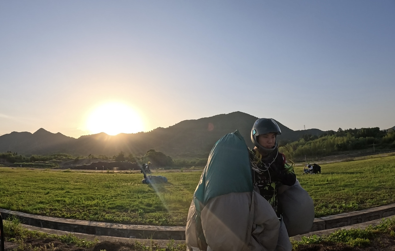 网传很赚钱冲上热搜的跳伞教练 是一份怎样的工作？(图1)