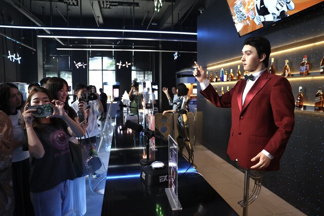 打造全球首家具身智能机器人4S店 推出机器人主题餐厅焰究所(图2)