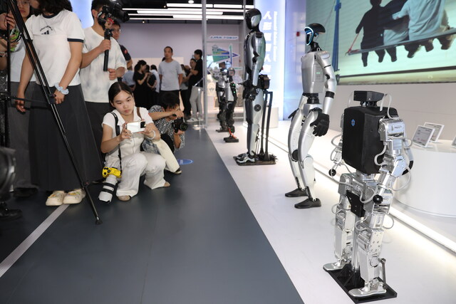 打造全球首家具身智能机器人4S店 推出机器人主题餐厅焰究所(图1)