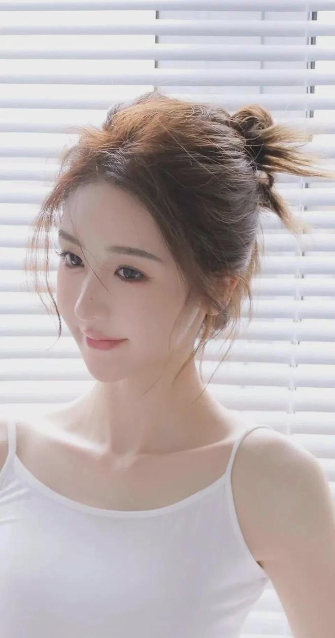 白鹿挽起裙子迈开腿坐(图1)