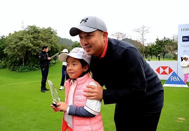 刘国梁女儿刘宇婕中国女子职业高尔夫球巡回赛冲冠刘国梁曾称想将其培养成获得大满贯的运动员(图4)
