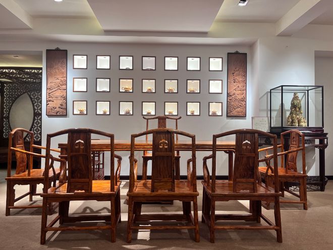 广东中山海南黄花梨家具品牌：鸿庭轩红木雕琢传世韵味(图3)