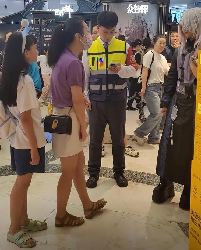 上海母女戴辱华发箍逛街路人好心提醒却被怼甚至还抢路人手机(图12)