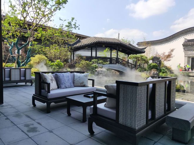 露台变身度假角：澳夫瑞户外家具教你用休闲沙发打造私享秘境(图1)