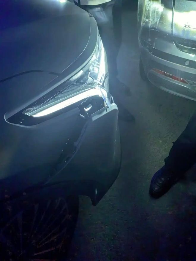 女子试驾撞车负全责4S店索赔万元修车租车费引争议(图1)