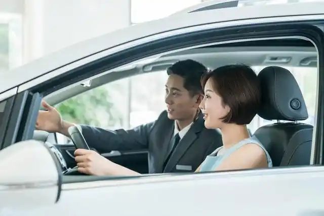 女子试驾撞车负全责4S店索赔万元修车租车费引争议(图3)