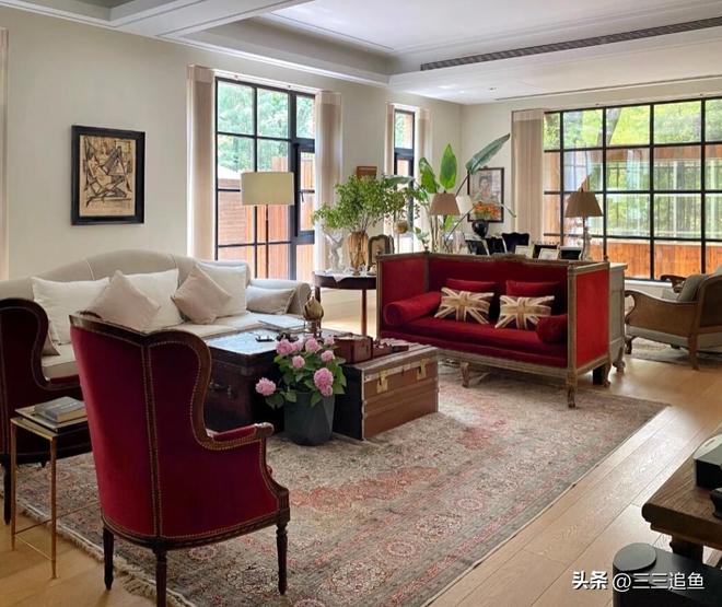 45岁张静初晒北京别墅独栋两层带院子家具都“包浆”了(图8)