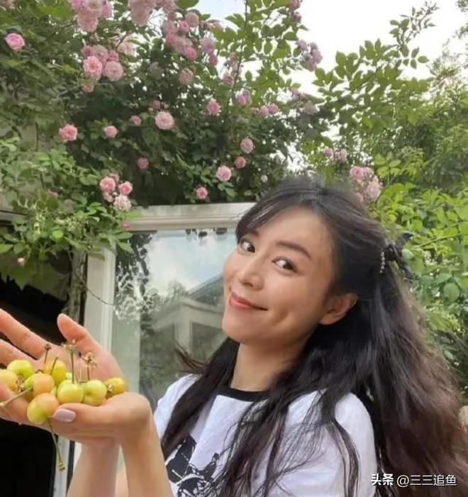 45岁张静初晒北京别墅独栋两层带院子家具都“包浆”了(图5)