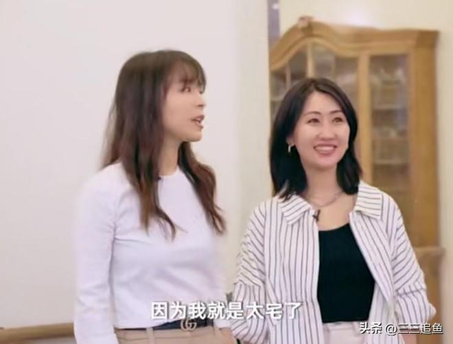 45岁张静初晒北京别墅独栋两层带院子家具都“包浆”了(图6)