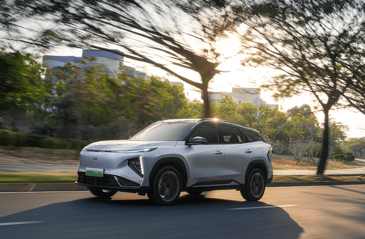 就是这么宠人！银河L7 EM-i把副驾改成移动沙发谁坐谁夸(图1)