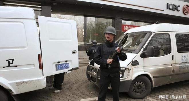 为什么运钞员不用手枪和步枪反而选择军队很少用的霰弹枪？(图4)