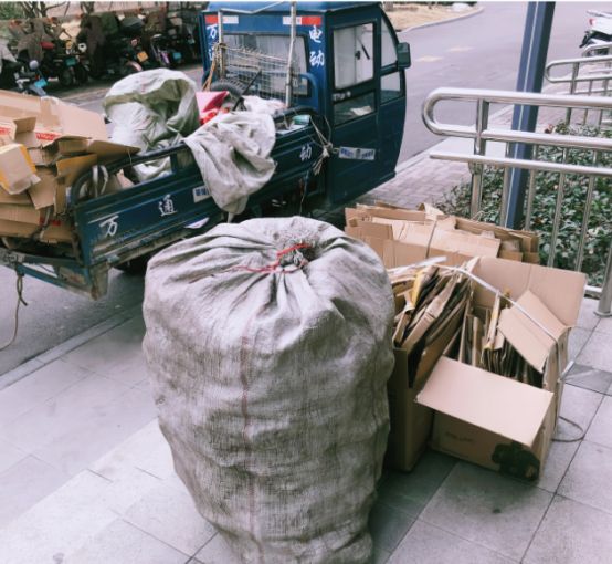 53岁保安将7名女子藏进地窖5年后妻子进地窖打开门傻眼了(图2)