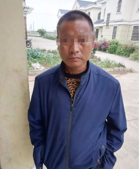 53岁保安将7名女子藏进地窖5年后妻子进地窖打开门傻眼了(图1)