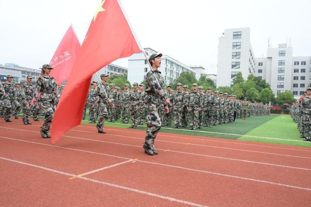 湖北科技职业学院举行2025级新生开学典礼暨军训汇演表彰大会(图3)