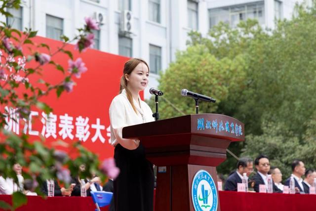 湖北科技职业学院举行2025级新生开学典礼暨军训汇演表彰大会(图7)