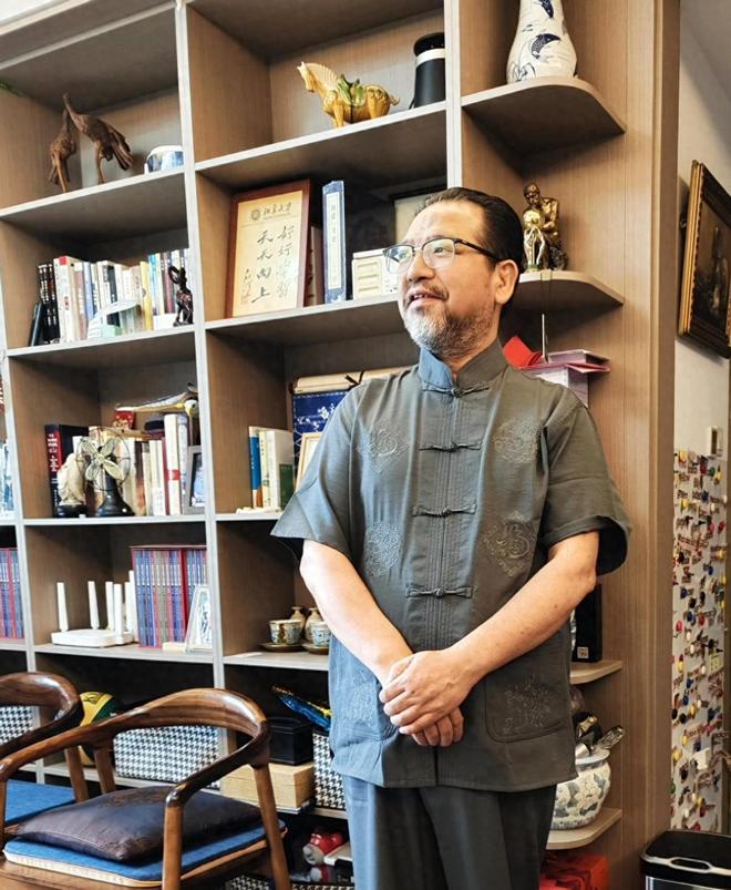 长江潮头筑桥人——记湖北省学院空间艺术研究院院长苏山(图1)