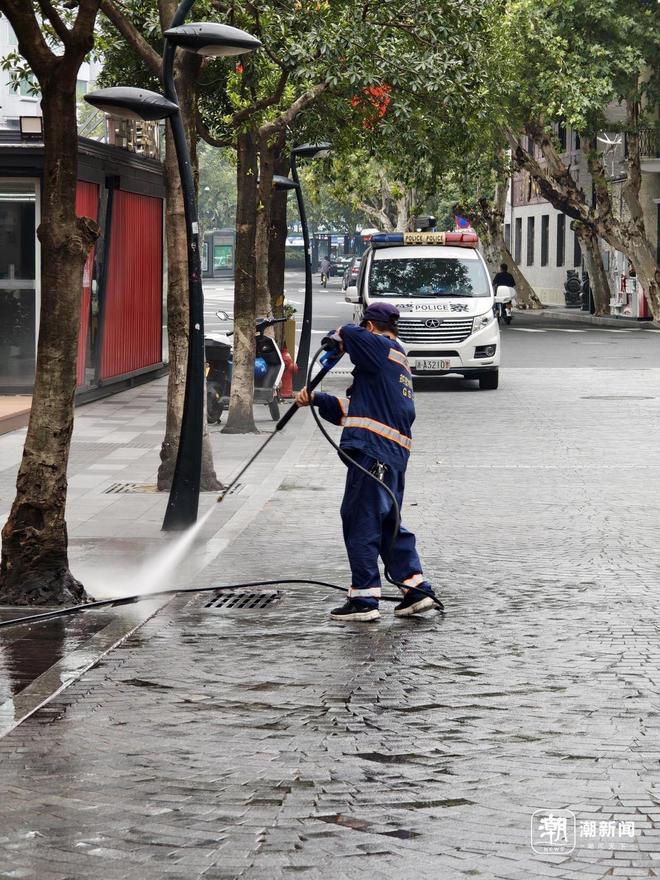 干净到可以席地而坐这样的“城市客厅”杭州已有不少保洁大叔：不信摸摸看(图1)