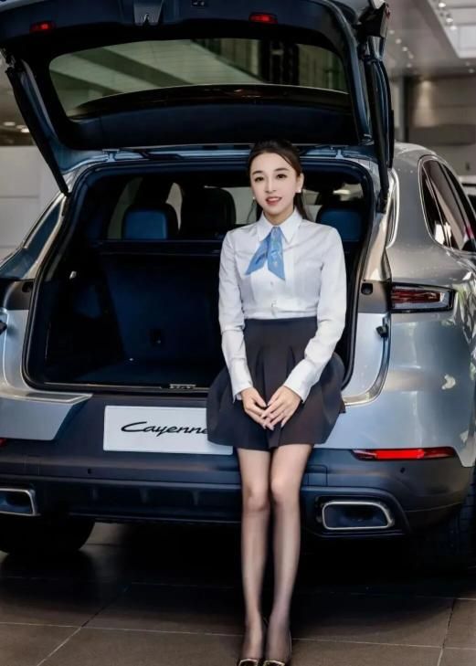 保时捷女销冠后续：1年前生活照朋友圈被扒家境丈夫职业被曝光(图1)