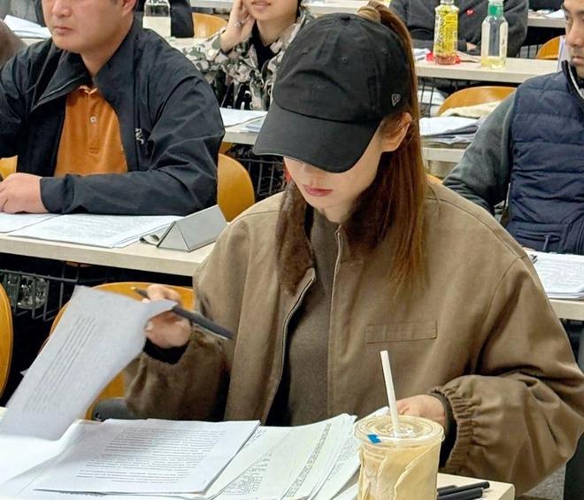 戚薇素颜参加北大考试为备考写到手抽筋初试146分被赞学霸(图3)