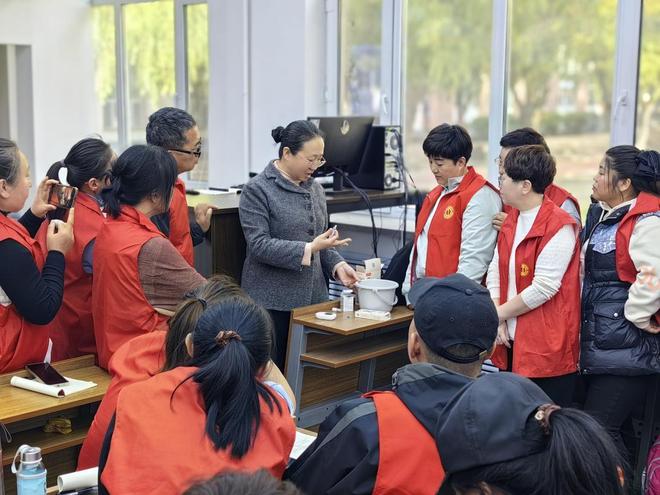 黑龙江省财贸轻工纺织工会举办养老护理员公益培训(图1)