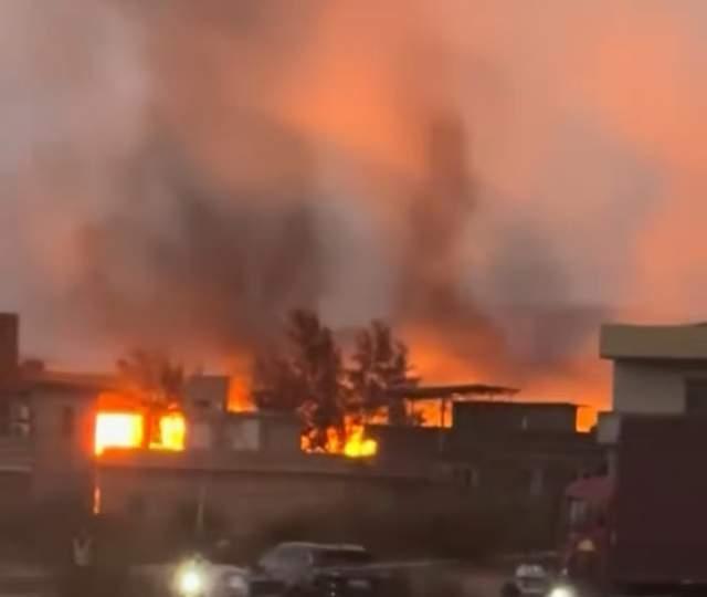 泉州一家具厂仓库突发火灾消防紧急扑救无人伤亡(图2)