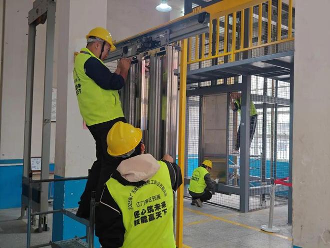 匠心守安全技能耀侨乡！2025年广东省电梯维修工职业技能竞赛江门赛区预赛圆满收官(图3)