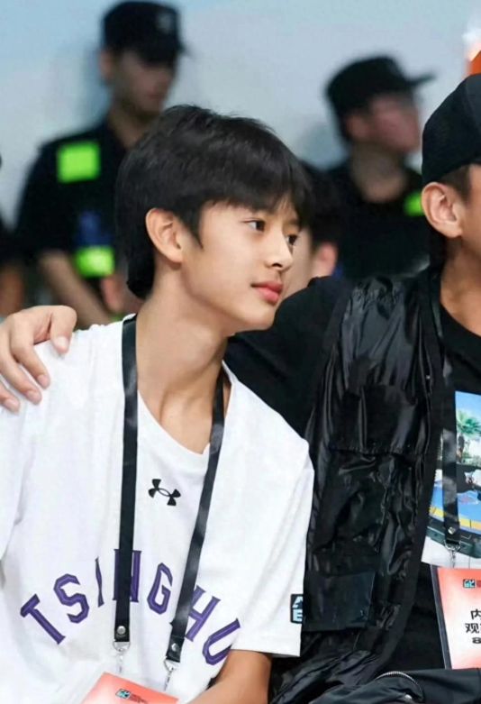 孙俪儿子帅到认不出！年仅14岁身高1米7梦想打CBA职业联赛(图1)