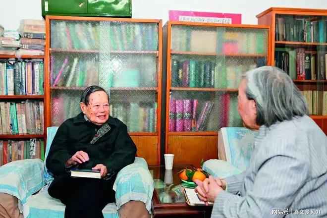 2016年杨振宁看望邓稼先夫人许鹿希他坐的还是那个沙发(图1)