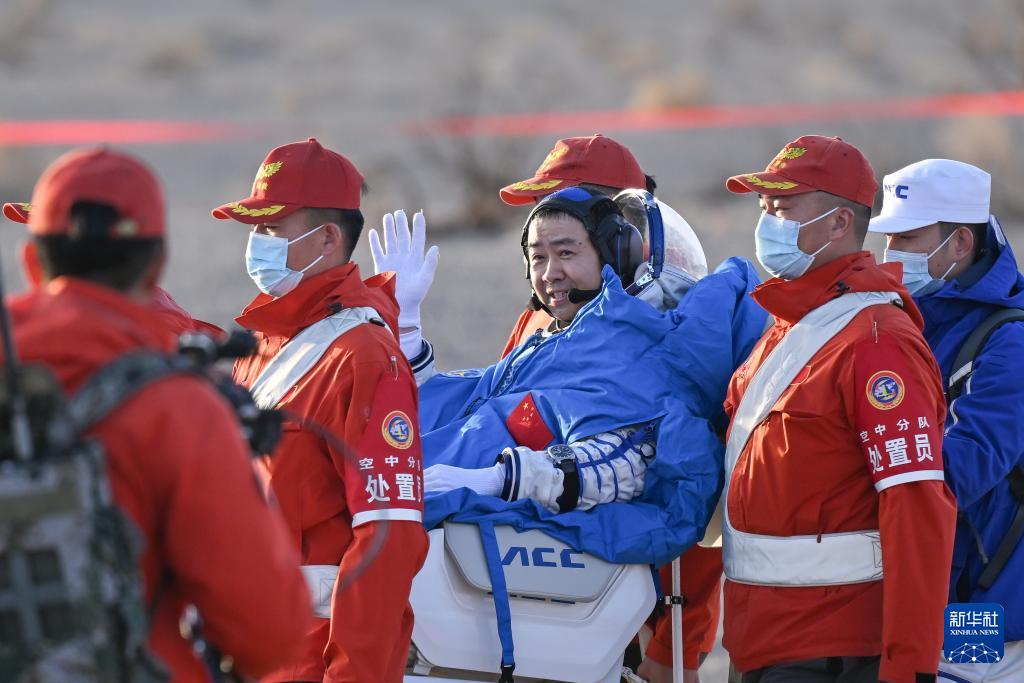 中国航天员首次“换乘”天外平安归来 神二十乘组状态良好创在轨驻留时长新纪录(图3)